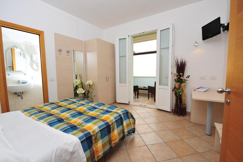 Hotel Aurora San Vincenzo Zimmer foto