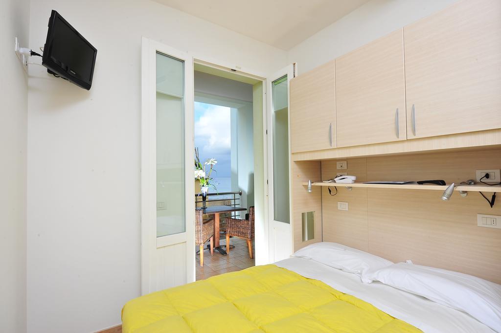 Hotel Aurora San Vincenzo Zimmer foto