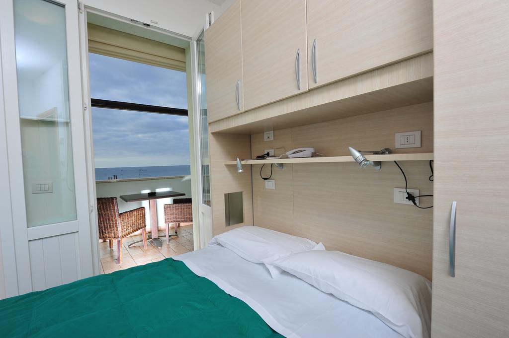 Hotel Aurora San Vincenzo Zimmer foto