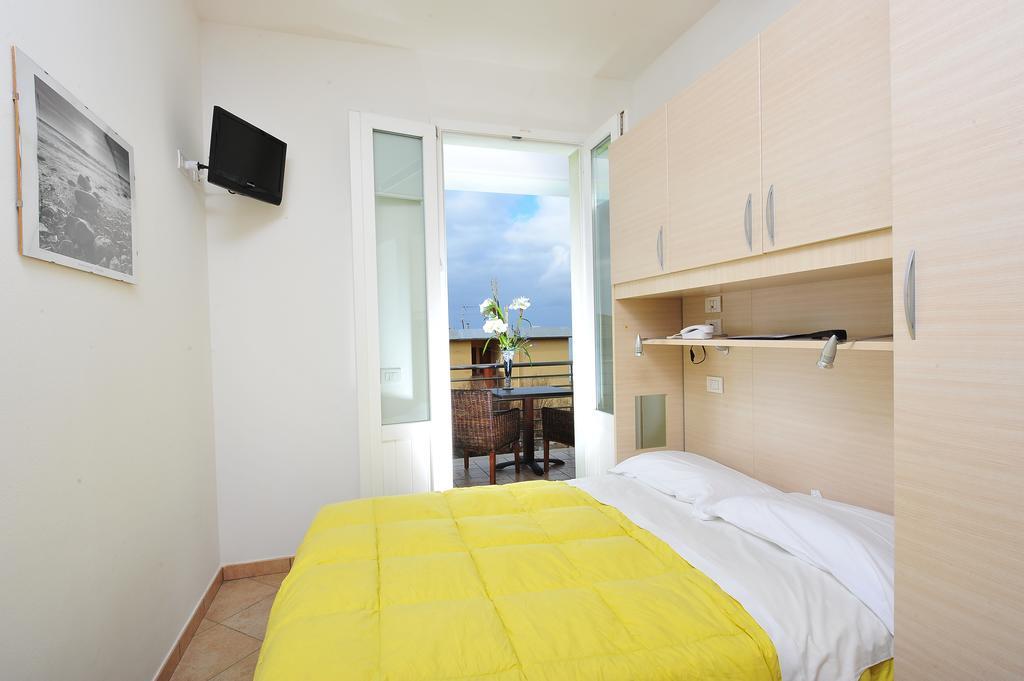 Hotel Aurora San Vincenzo Zimmer foto